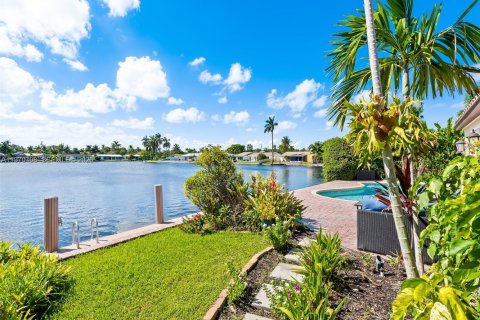 House in Oakland Park, Florida 3 bedrooms, 173.36 sq.m. № 2041326 - photo 2