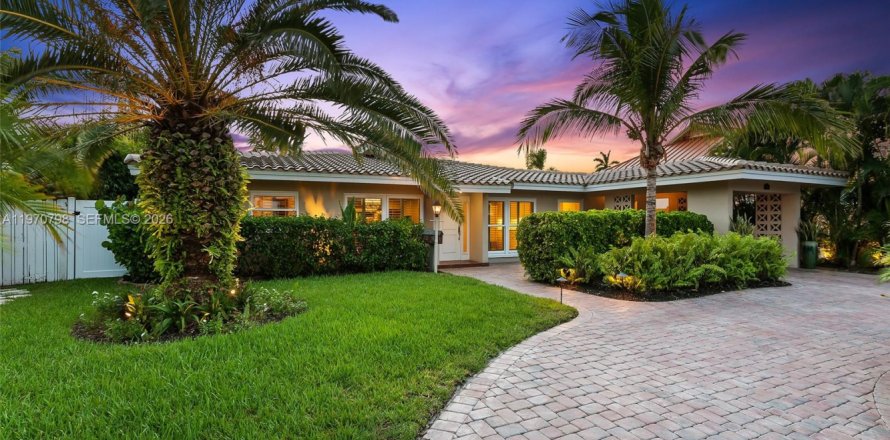 House in Oakland Park, Florida 3 bedrooms, 173.36 sq.m. № 2041326