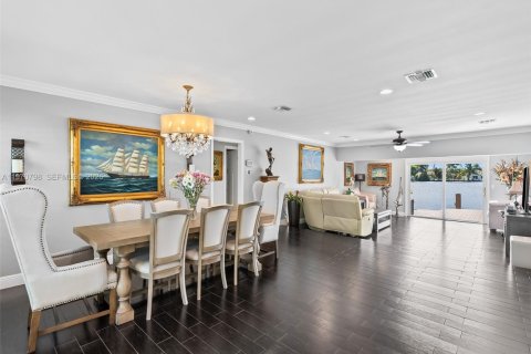 House in Oakland Park, Florida 3 bedrooms, 173.36 sq.m. № 2041326 - photo 3