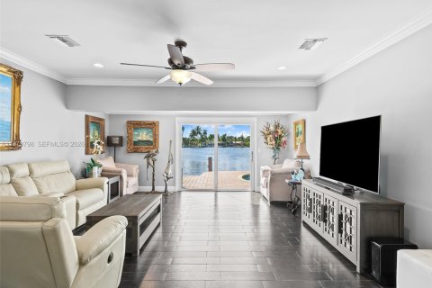 House in Oakland Park, Florida 3 bedrooms, 173.36 sq.m. № 2041326 - photo 6