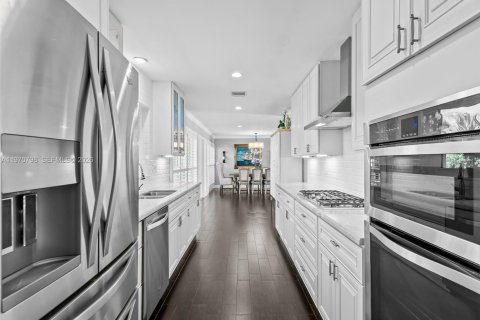 House in Oakland Park, Florida 3 bedrooms, 173.36 sq.m. № 2041326 - photo 11