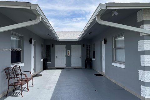 Купить коммерческую недвижимость в Лодердейл-Лейкс, Флорида 310.76м2, № 1868477 - фото 5