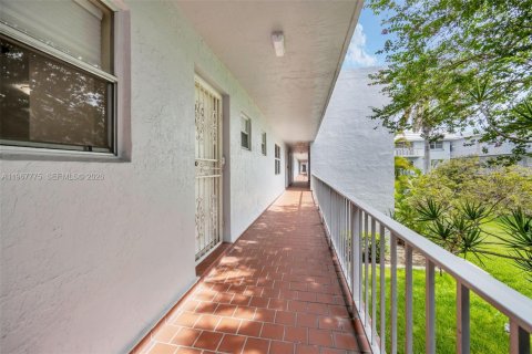 Copropriété à louer à Coral Gables, Floride: 1 chambre, 75.07 m2 № 2029148 - photo 2
