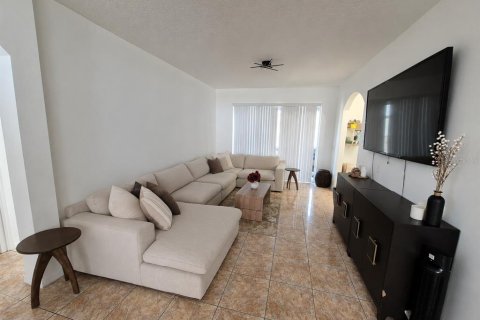 Casa en venta en Kissimmee, Florida, 5 dormitorios, 214.42 m2 № 2202244 - foto 5
