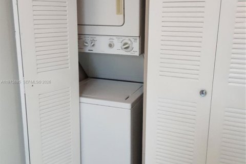 Condo in Miami, Florida, 2 bedrooms  № 2078083 - photo 18