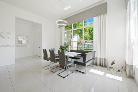 House in Davie, Florida 4 bedrooms, 435.71 sq.m. № 1994262 - photo 9