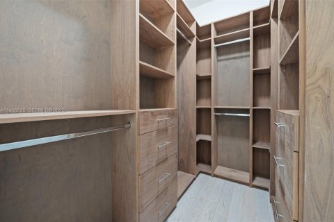 House in Davie, Florida 4 bedrooms, 435.71 sq.m. № 1994262 - photo 28