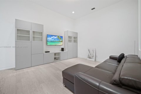 House in Davie, Florida 4 bedrooms, 435.71 sq.m. № 1994262 - photo 21