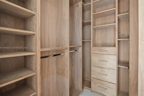 House in Davie, Florida 4 bedrooms, 435.71 sq.m. № 1994262 - photo 30