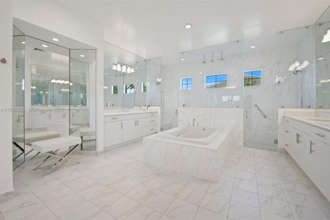 House in Davie, Florida 4 bedrooms, 435.71 sq.m. № 1994262 - photo 16