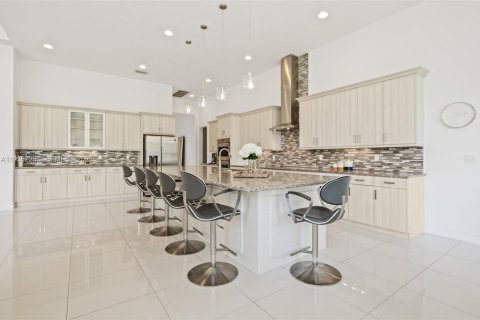 House in Davie, Florida 4 bedrooms, 435.71 sq.m. № 1994262 - photo 10