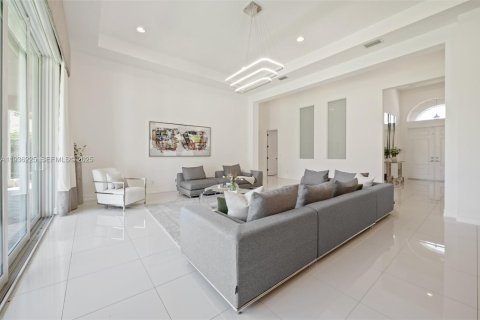 House in Davie, Florida 4 bedrooms, 435.71 sq.m. № 1994262 - photo 8