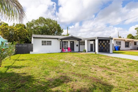 Дом в Холливуд, Флорида 3 спальни, 114.73м2 № 2058151