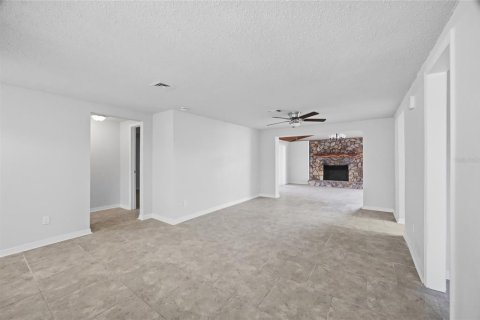 House in Port Richey, Florida 3 bedrooms, 144.37 sq.m. № 2105022 - photo 6
