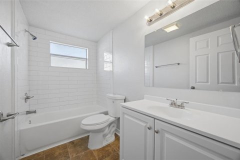 House in Port Richey, Florida 3 bedrooms, 144.37 sq.m. № 2105022 - photo 21