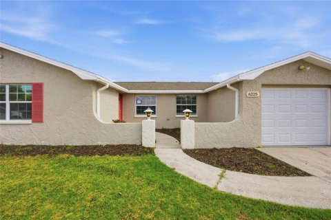 House in Port Richey, Florida 3 bedrooms, 144.37 sq.m. № 2105022 - photo 3