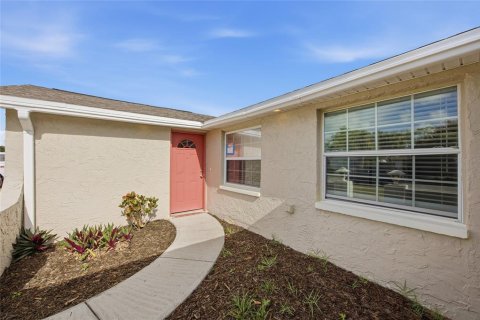 House in Port Richey, Florida 3 bedrooms, 144.37 sq.m. № 2105022 - photo 4