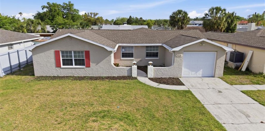 House in Port Richey, Florida 3 bedrooms, 144.37 sq.m. № 2105022
