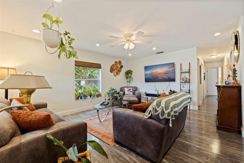 Casa en venta en Saint Petersburg, Florida, 3 dormitorios, 112.41 m2 № 2344547 - foto 4