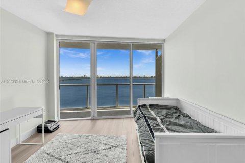 Condo in Miami, Florida, 2 bedrooms  № 1956830 - photo 17