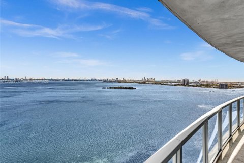 Condo in Miami, Florida, 2 bedrooms  № 1956830 - photo 12