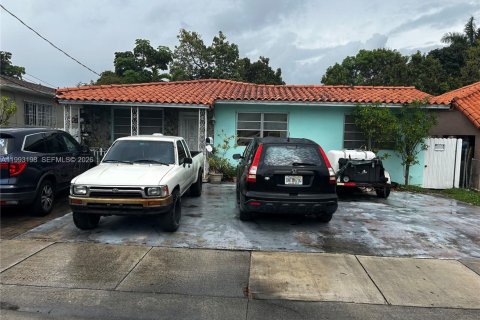 Casa en Miami, Florida 7 dormitorios, 268.21 m2 № 2056504