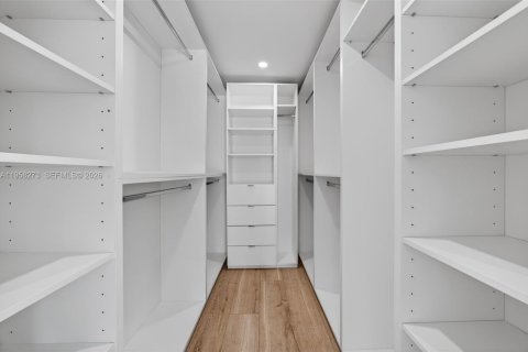 House in Miami, Florida 4 bedrooms, 234.49 sq.m. № 2017888 - photo 16