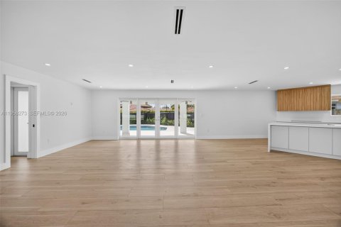 House in Miami, Florida 4 bedrooms, 234.49 sq.m. № 2017888 - photo 11