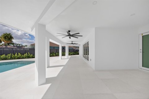 House in Miami, Florida 4 bedrooms, 234.49 sq.m. № 2017888 - photo 29
