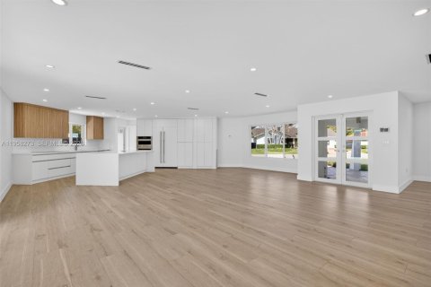 House in Miami, Florida 4 bedrooms, 234.49 sq.m. № 2017888 - photo 4