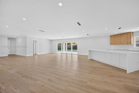 House in Miami, Florida 4 bedrooms, 234.49 sq.m. № 2017888 - photo 7