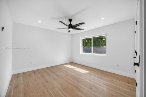 House in Miami, Florida 4 bedrooms, 234.49 sq.m. № 2017888 - photo 22
