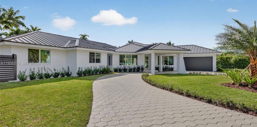 House in Miami, Florida 4 bedrooms, 234.49 sq.m. № 2017888