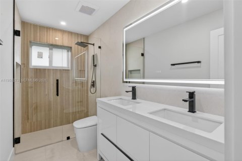 House in Miami, Florida 4 bedrooms, 234.49 sq.m. № 2017888 - photo 21