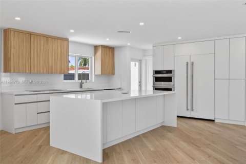House in Miami, Florida 4 bedrooms, 234.49 sq.m. № 2017888 - photo 10
