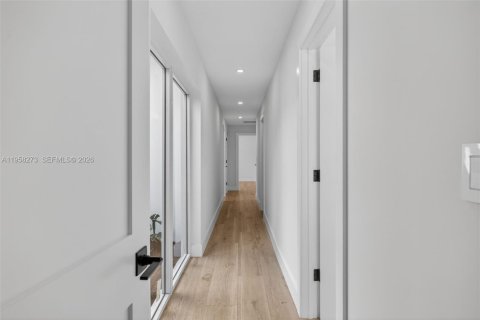 House in Miami, Florida 4 bedrooms, 234.49 sq.m. № 2017888 - photo 12