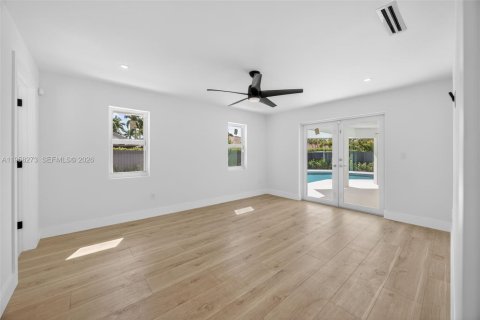 House in Miami, Florida 4 bedrooms, 234.49 sq.m. № 2017888 - photo 30