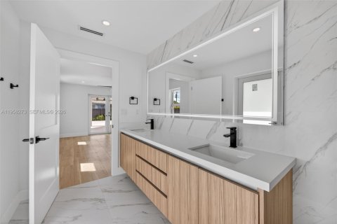 House in Miami, Florida 4 bedrooms, 234.49 sq.m. № 2017888 - photo 15