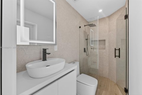 House in Miami, Florida 4 bedrooms, 234.49 sq.m. № 2017888 - photo 24