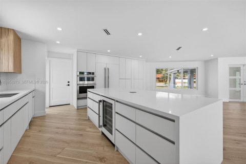 House in Miami, Florida 4 bedrooms, 234.49 sq.m. № 2017888 - photo 9