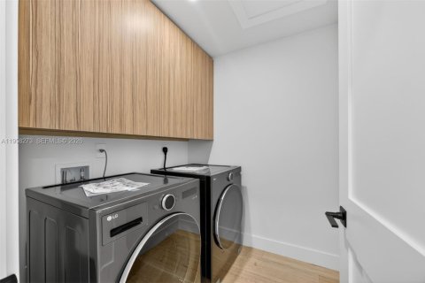 House in Miami, Florida 4 bedrooms, 234.49 sq.m. № 2017888 - photo 26