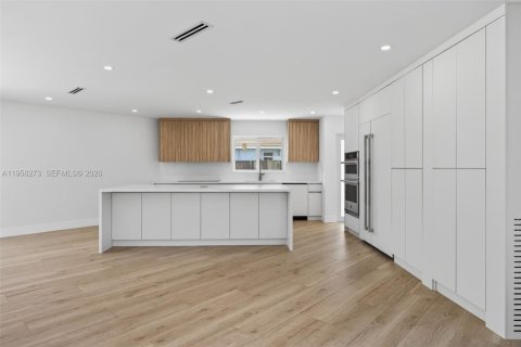 House in Miami, Florida 4 bedrooms, 234.49 sq.m. № 2017888 - photo 5