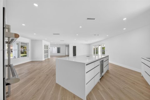 House in Miami, Florida 4 bedrooms, 234.49 sq.m. № 2017888 - photo 8
