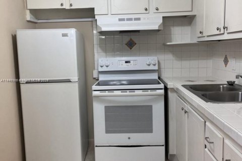 Снять в аренду кондоминиум в Уэст-Палм-Бич, Флорида 1 спальня, 52.95м2, № 1957878 - фото 2