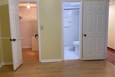 Villa ou maison à louer à Plantation, Floride: 2 chambres, 93.92 m2 № 2002733 - photo 4