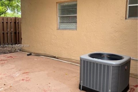 Villa ou maison à louer à Plantation, Floride: 2 chambres, 93.92 m2 № 2002733 - photo 12