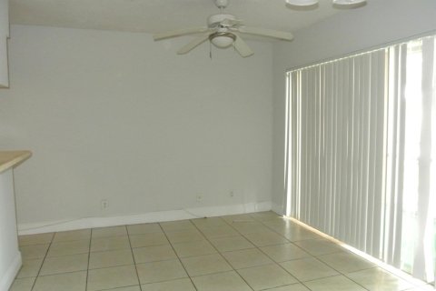 Copropriété à louer à Tamarac, Floride: 2 chambres, 100.43 m2 № 2395124 - photo 5