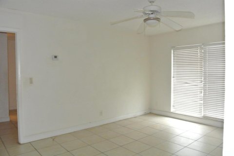 Copropriété à louer à Tamarac, Floride: 2 chambres, 100.43 m2 № 2395124 - photo 2