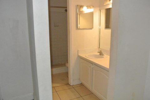 Copropriété à louer à Tamarac, Floride: 2 chambres, 100.43 m2 № 2395124 - photo 7