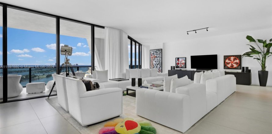 Condo in Miami, Florida, 4 bedrooms № 1864387